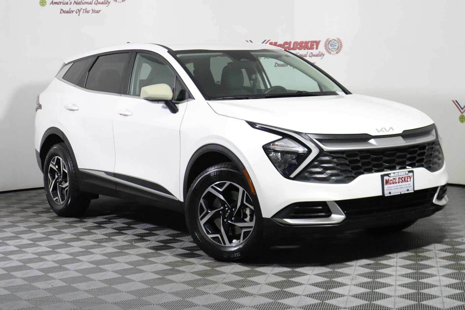 Used 2023 Kia Sportage LX image 2