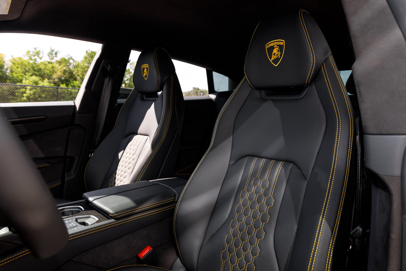 Used 2025 Lamborghini Urus SE AWD/4WD image 31