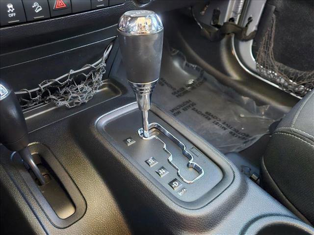 Used 2015 Jeep Wrangler Unlimited Sahara w/ Connectivity Group AWD/4WD image 12