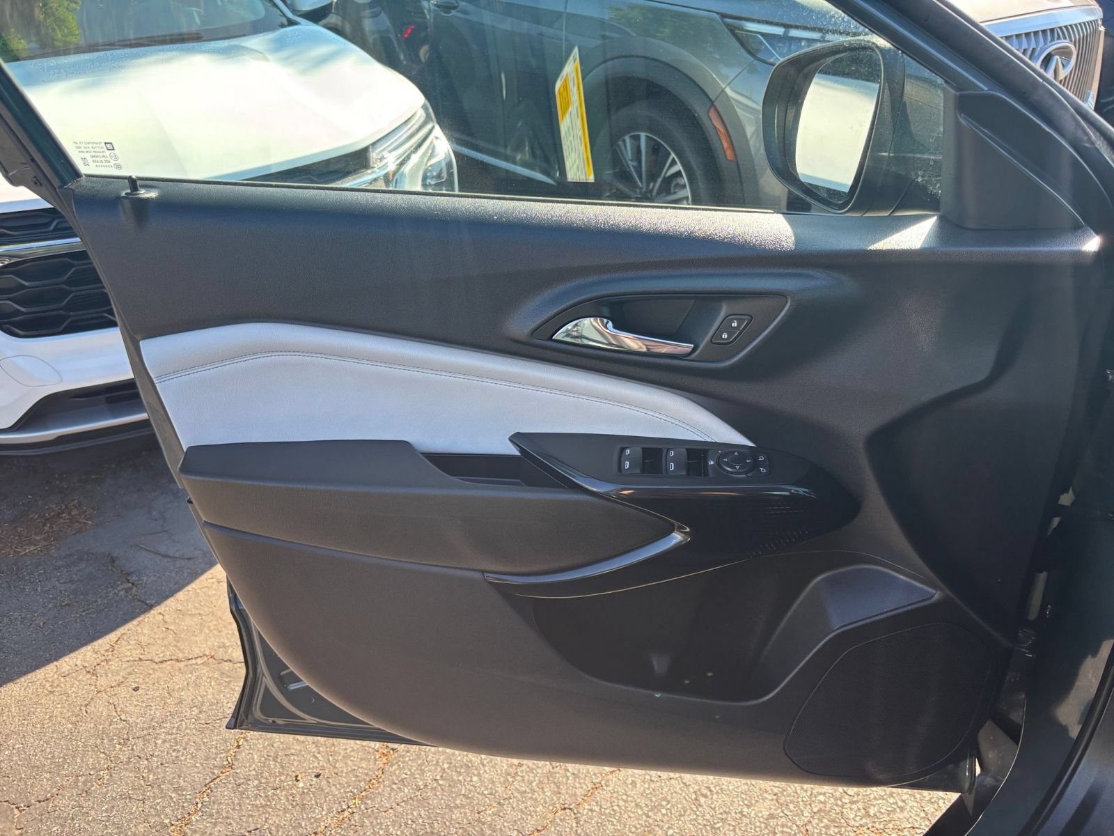 Used 2025 Chevrolet Trax LT FWD image 18