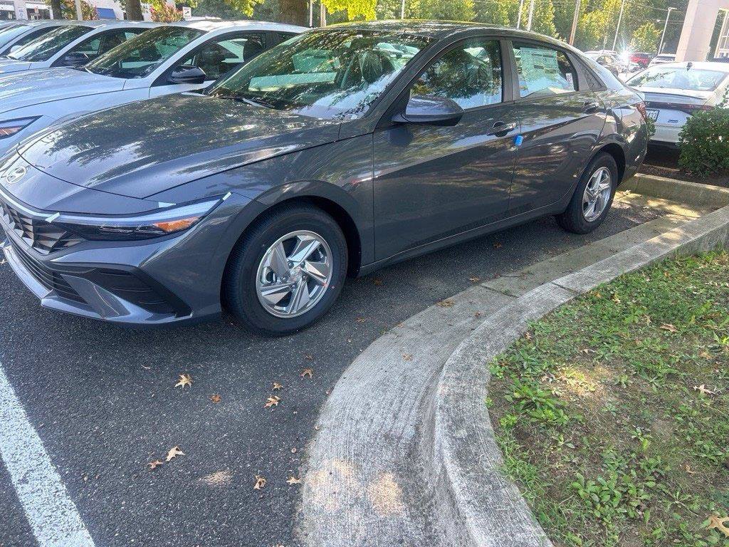 New 2026 Hyundai Elantra SE FWD image 2