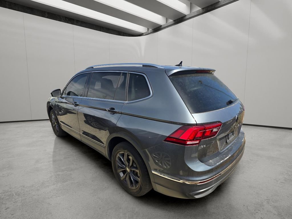 Used 2022 Volkswagen Tiguan SE w/ Panoramic Sunroof Package image 2