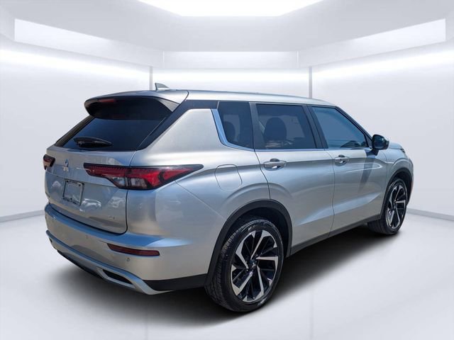 Used 2024 Mitsubishi Outlander SE image 3