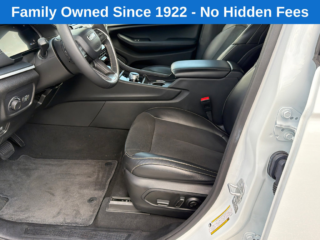Used 2025 Jeep Grand Cherokee Altitude AWD/4WD image 9