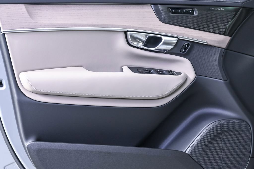 New 2026 Volvo XC90 T8 Plus w/ Protection Package image 6