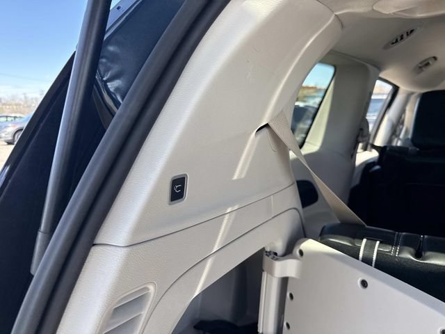 Used 2024 Chrysler Pacifica Limited FWD image 8