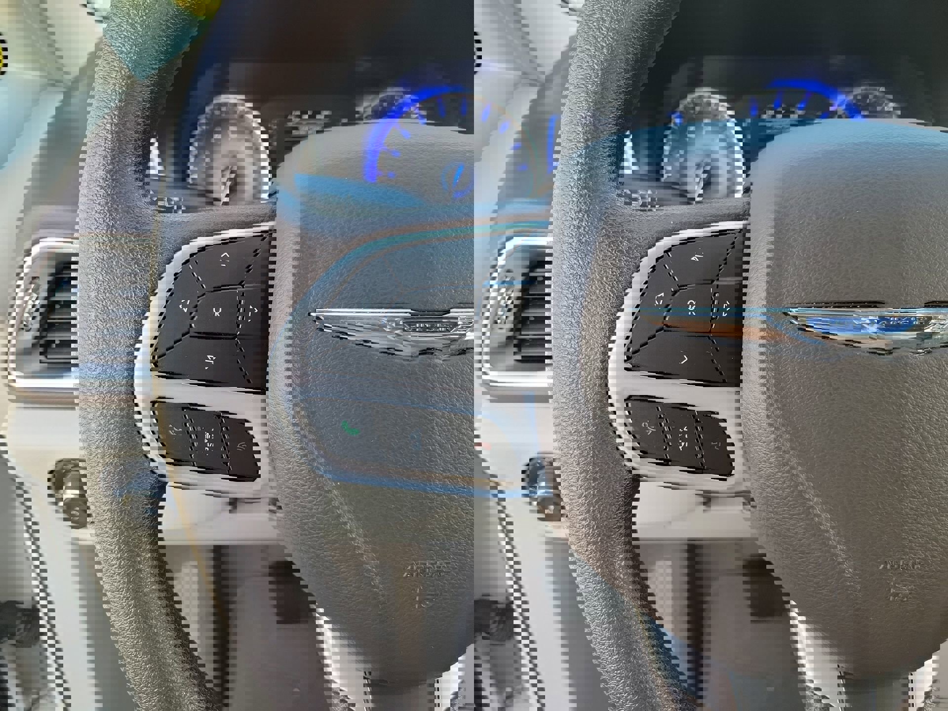 Used 2020 Chrysler Pacifica Touring w/ Tire & Wheel Group image 27