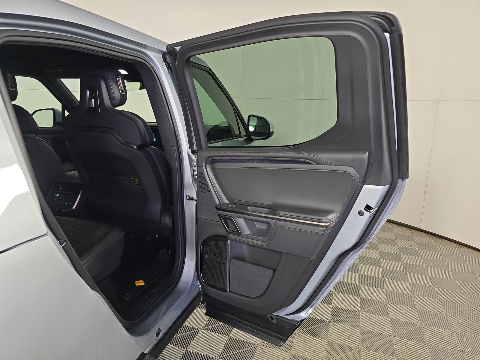 Used 2024 Rivian R1T Adventure AWD/4WD image 19