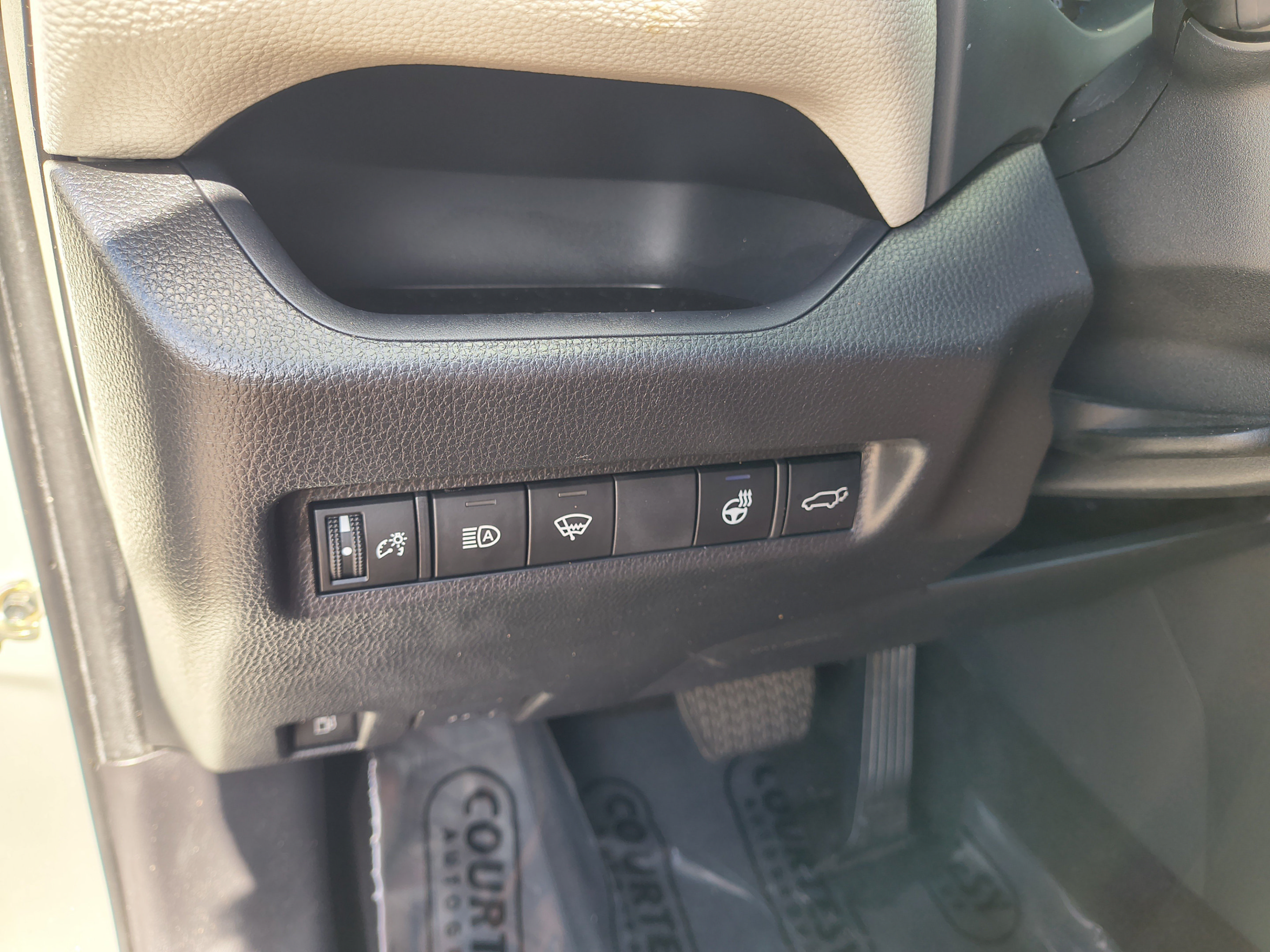 Used 2021 Toyota RAV4 XLE Premium AWD/4WD image 27