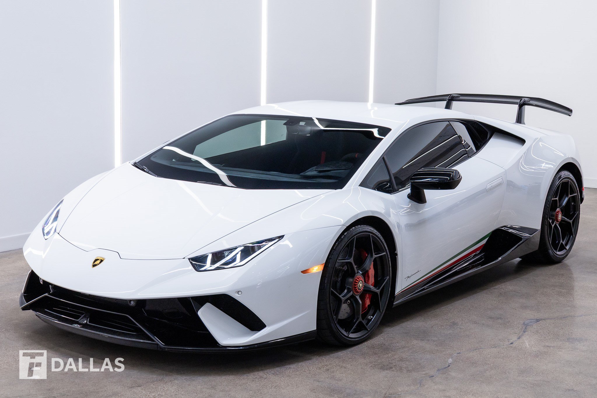 Used 2018 Lamborghini Huracan Performante AWD/4WD image 2