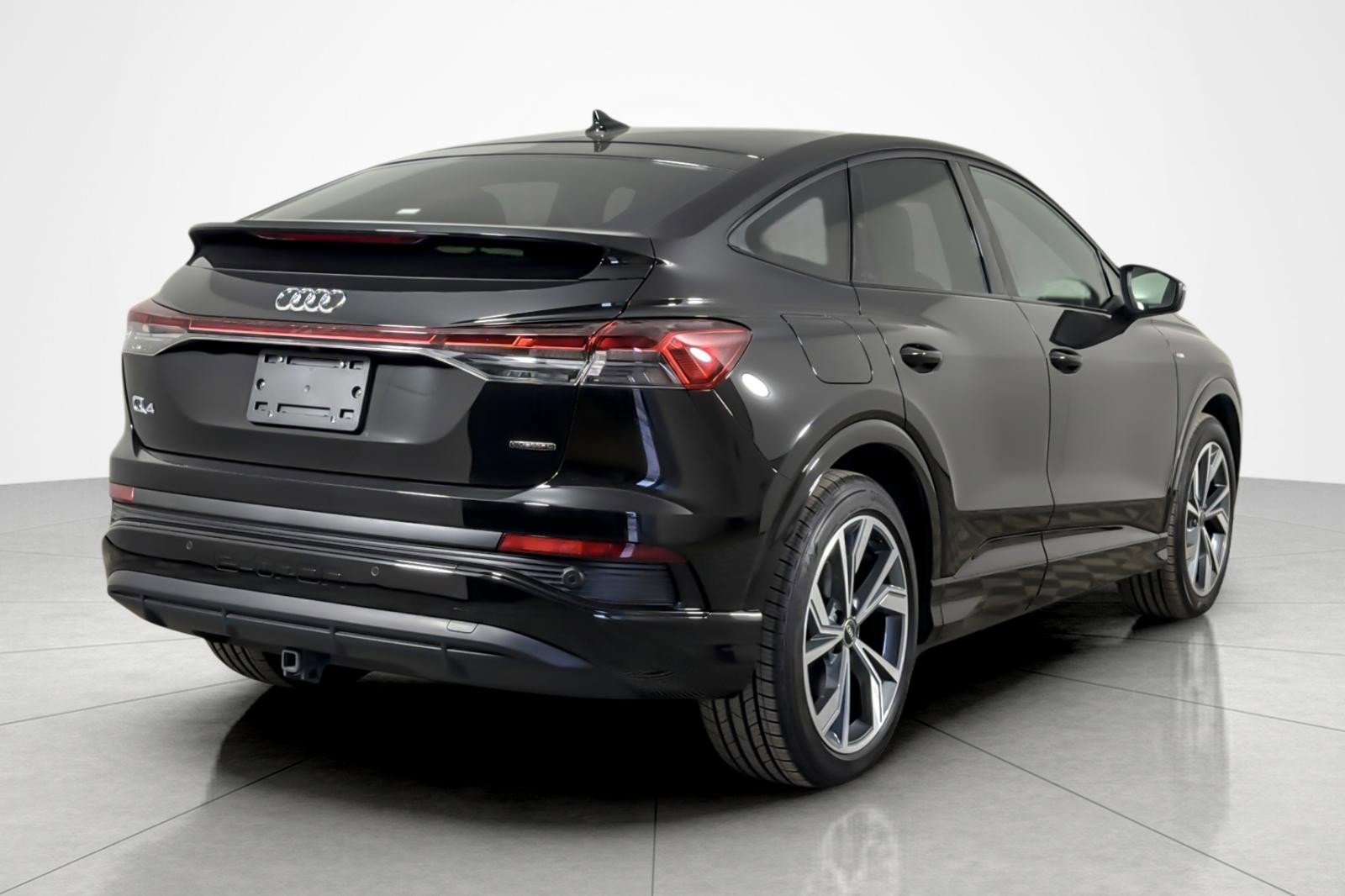 Used 2025 Audi Q4 e-tron Premium w/ Convenience Package image 5