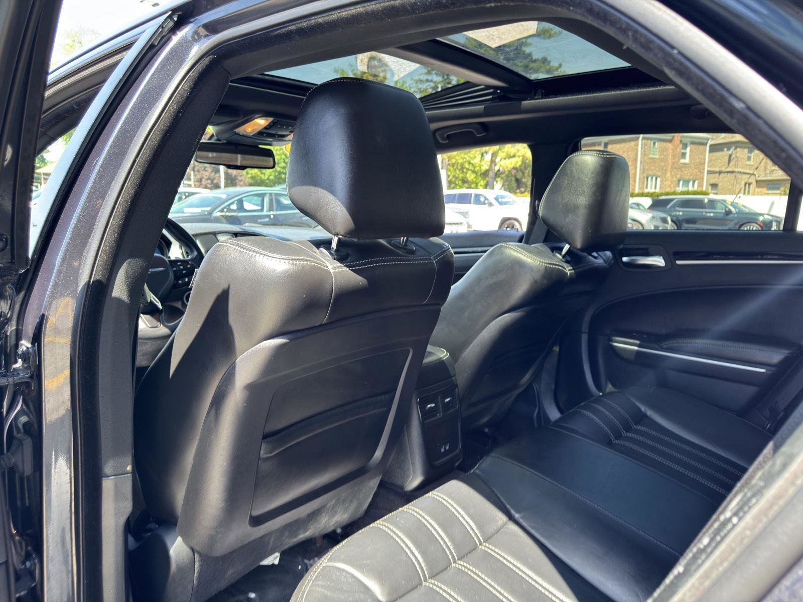 Used 2018 Chrysler 300 S w/ 300S Premium Group RWD image 31