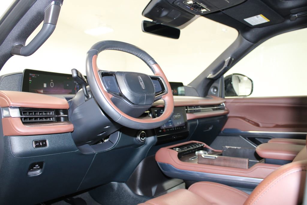 Used 2025 Lincoln Navigator Reserve image 31