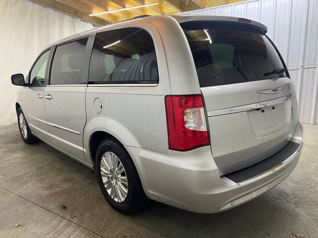 Used 2012 Chrysler Town & Country Touring-L w/ Premium Group FWD image 8