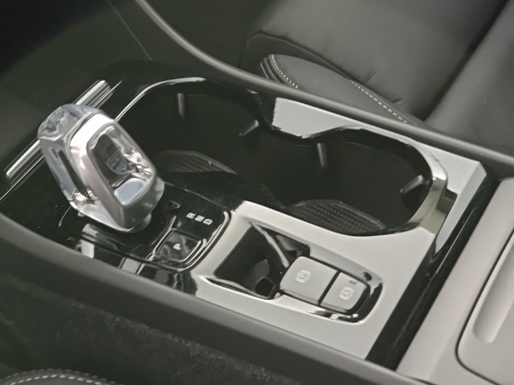 Used 2024 Volvo XC40 B5 Ultimate w/ Climate Package image 23