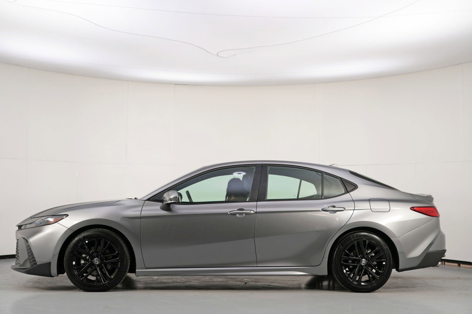 Used 2025 Toyota Camry SE w/ Convenience Package image 8