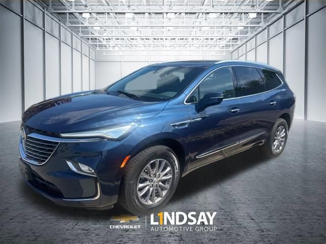 Used 2023 Buick Enclave Essence image 2