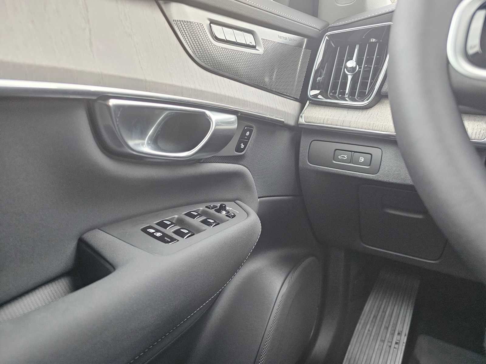 New 2026 Volvo XC90 T8 Ultra w/ Protection Package Premier image 32