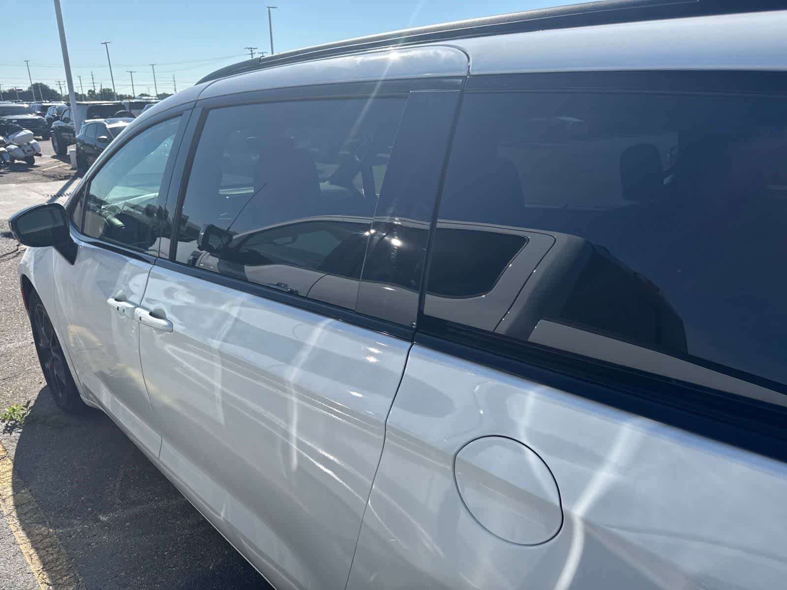 Used 2025 Chrysler Pacifica Limited FWD image 18