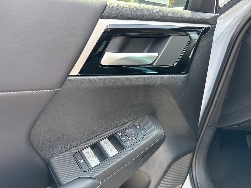 New 2025 Mitsubishi Outlander SE image 25