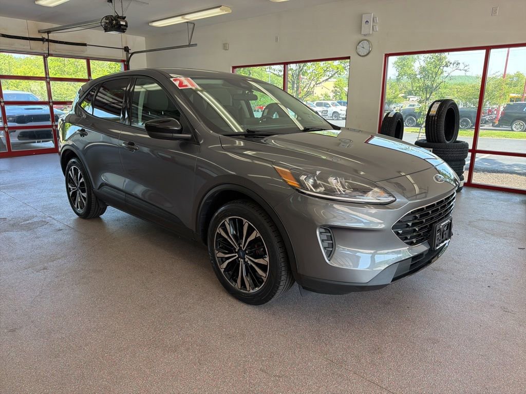 Used 2021 Ford Escape SE w/ SE Sport Appearance Package AWD/4WD video 1