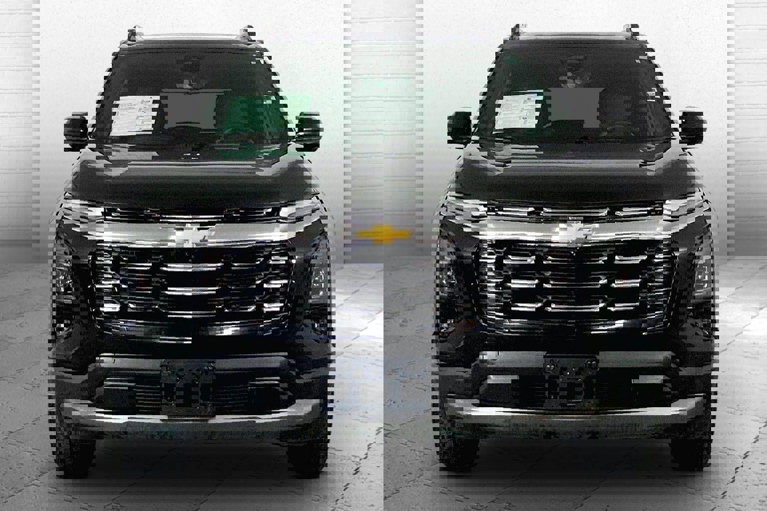 Used 2025 Chevrolet Equinox LT w/ Convenience Package II image 2