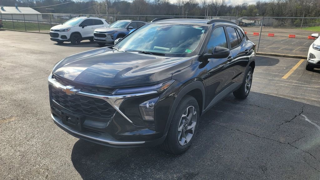 Used 2026 Chevrolet Trax LT image 2