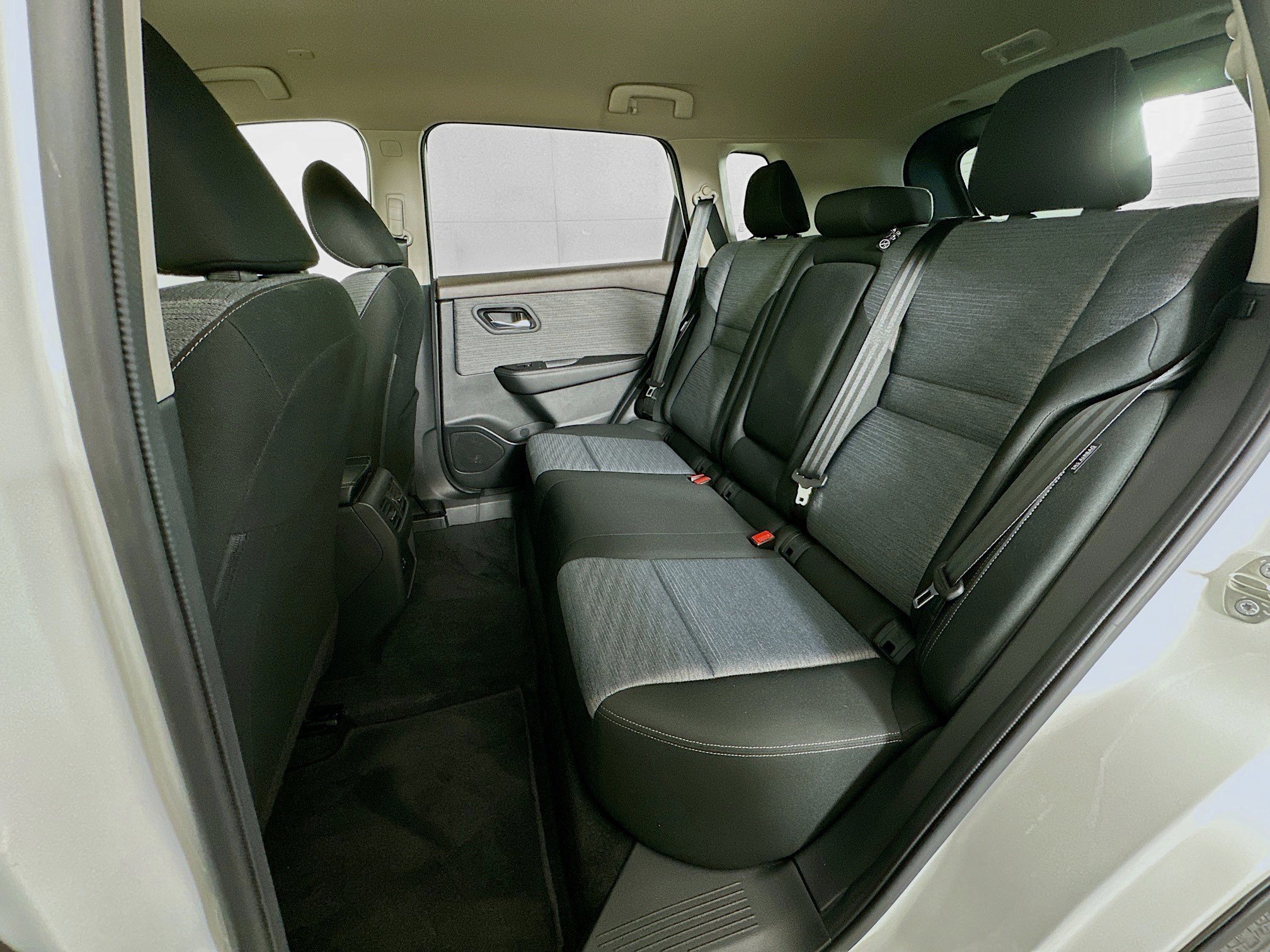 Used 2023 Nissan Rogue SV image 25