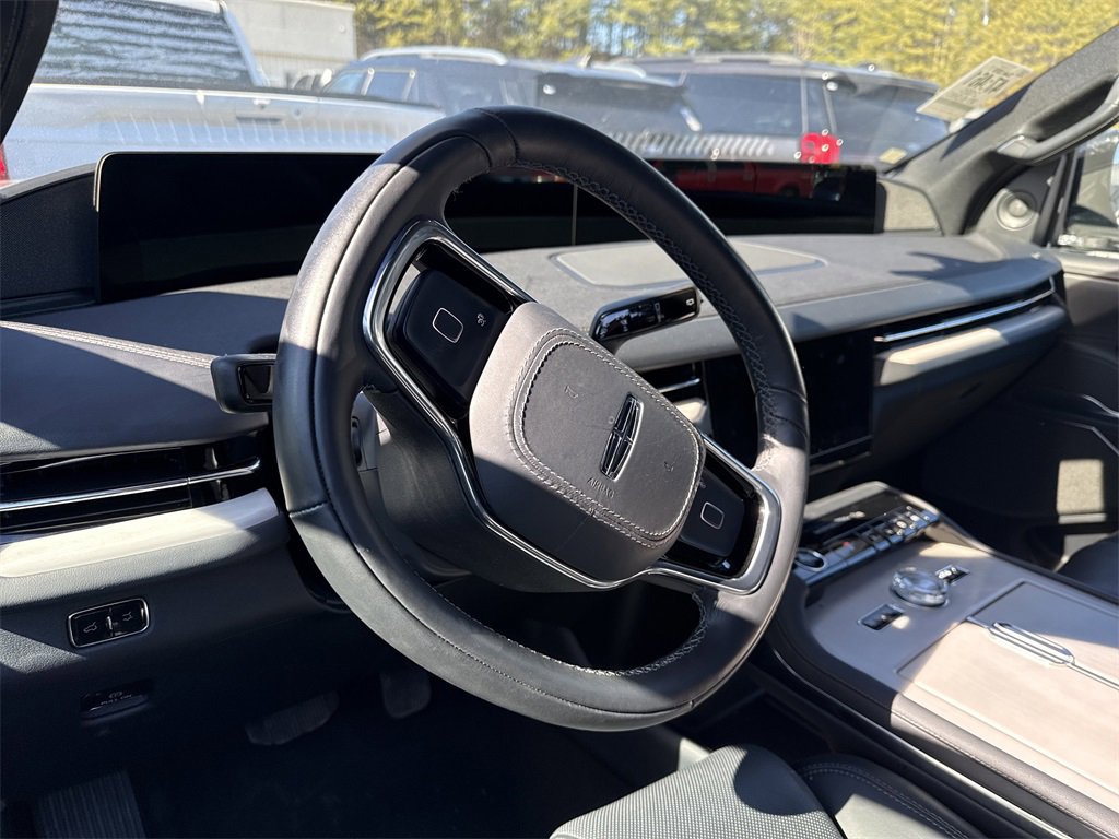 Used 2025 Lincoln Navigator L Reserve w/ Jet Appearance Package image 8