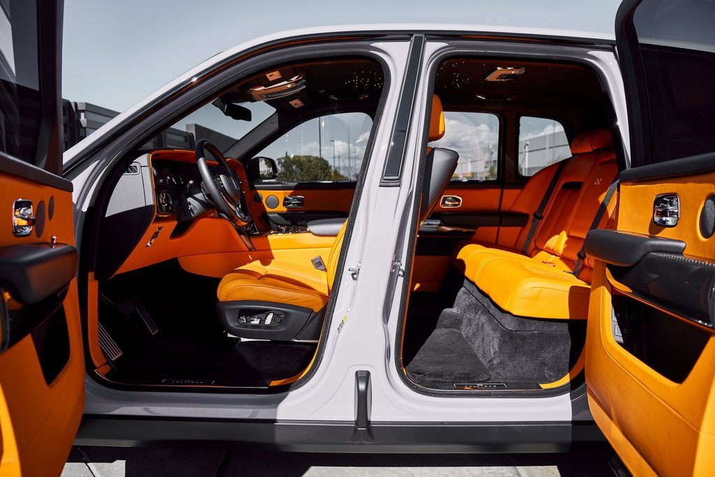 Used 2024 Rolls-Royce Cullinan Black Badge image 32