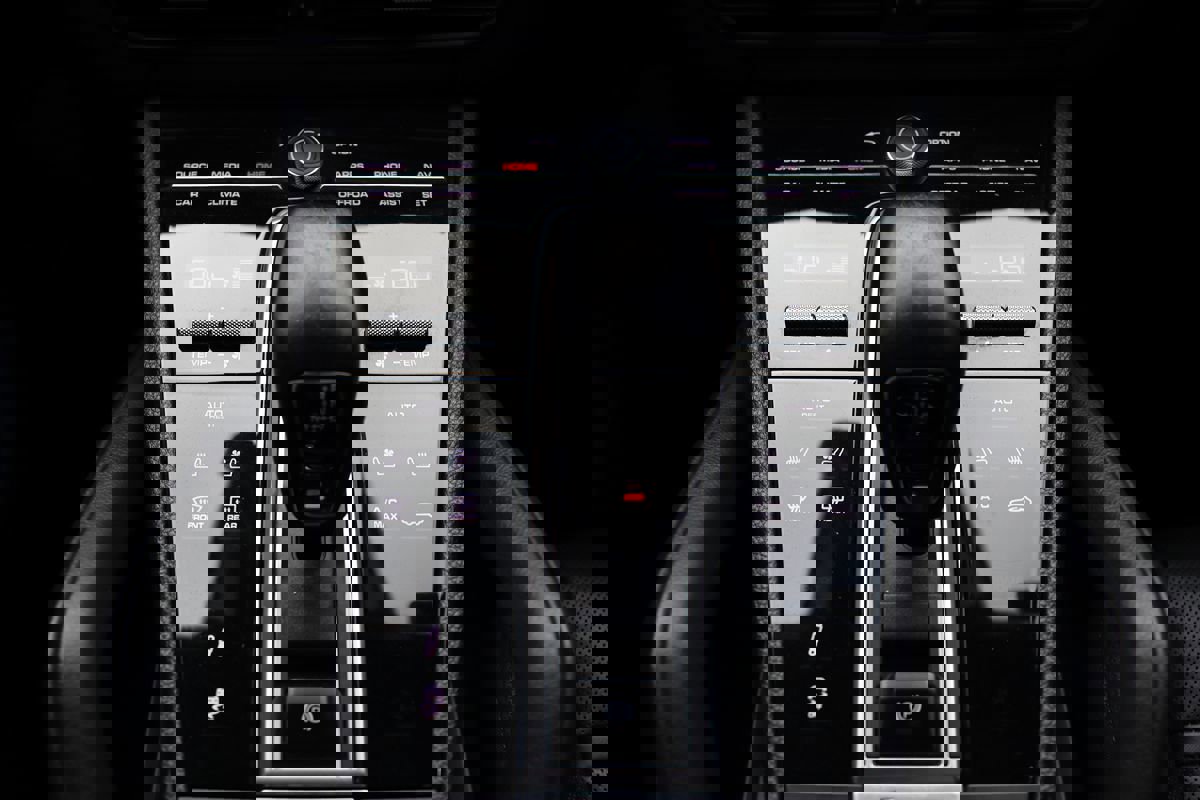 Used 2022 Porsche Cayenne Platinum Edition image 22