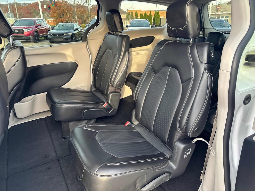 Used 2024 Chrysler Pacifica Touring-L image 41