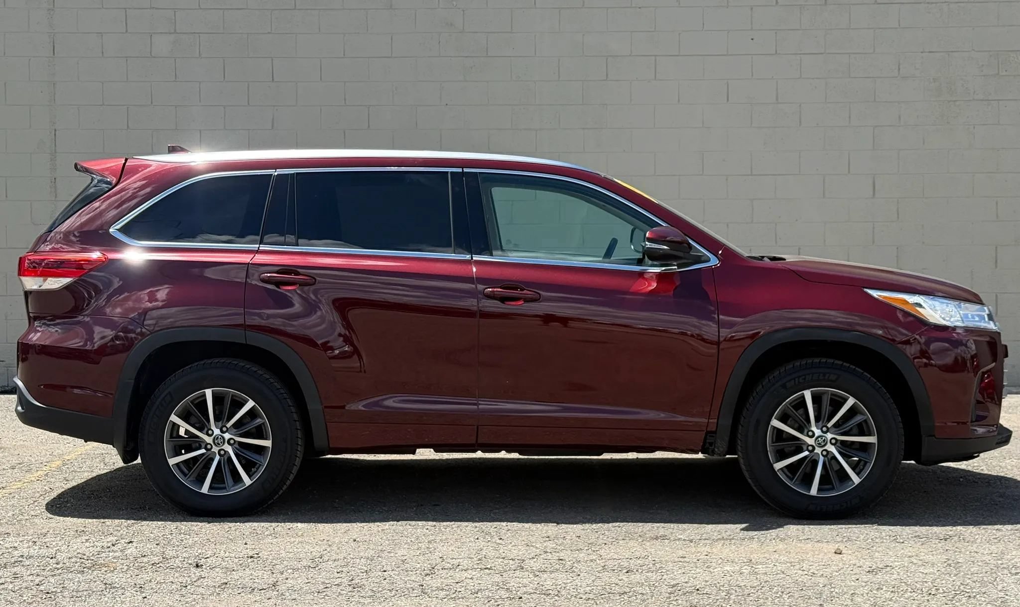 Used 2017 Toyota Highlander XLE w/ Carpet Mat Package AWD/4WD image 10