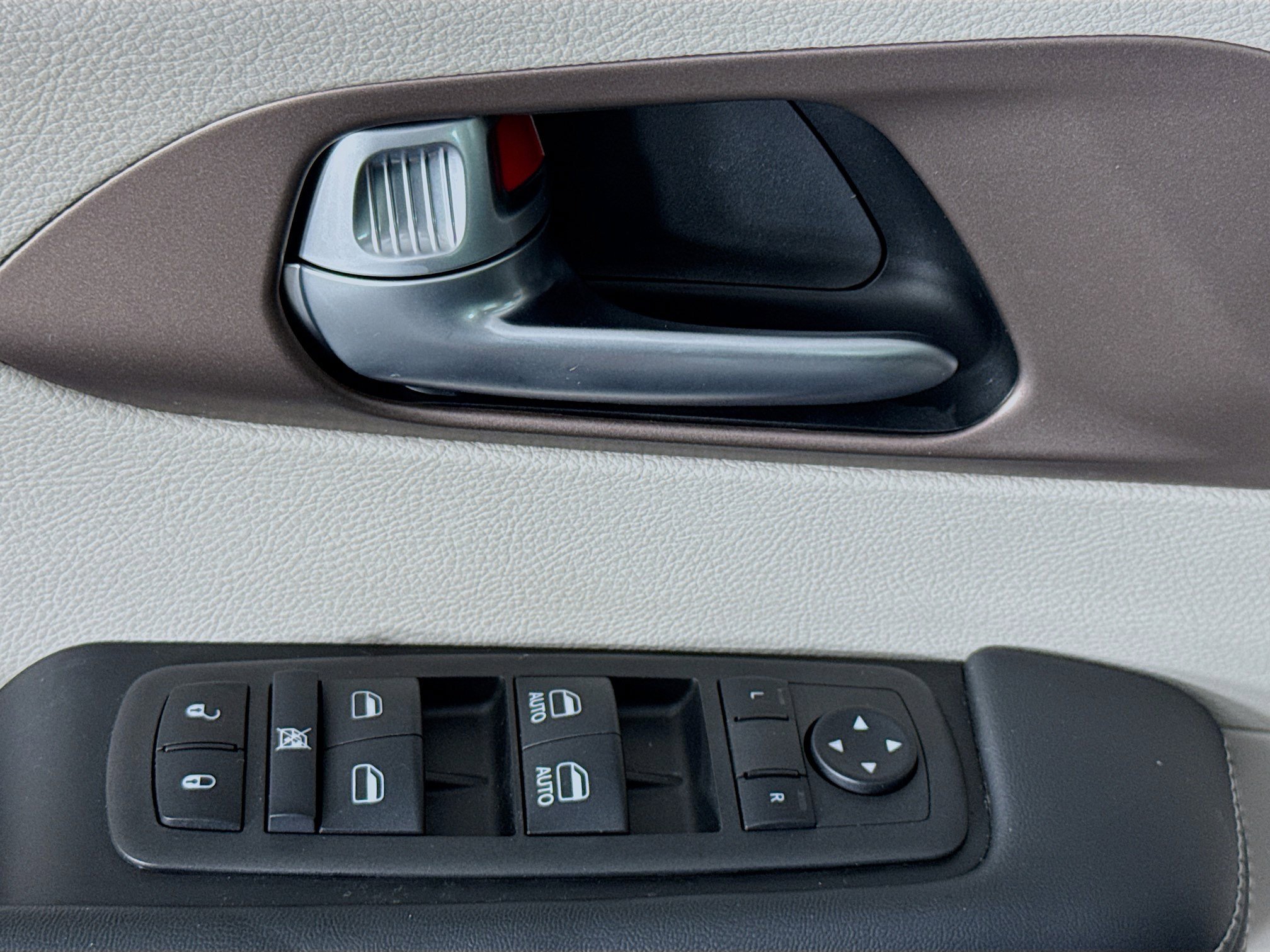 Used 2024 Chrysler Voyager LX image 23