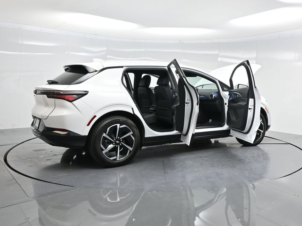 Used 2025 Chevrolet Equinox EV LT w/ Convenience Package image 4