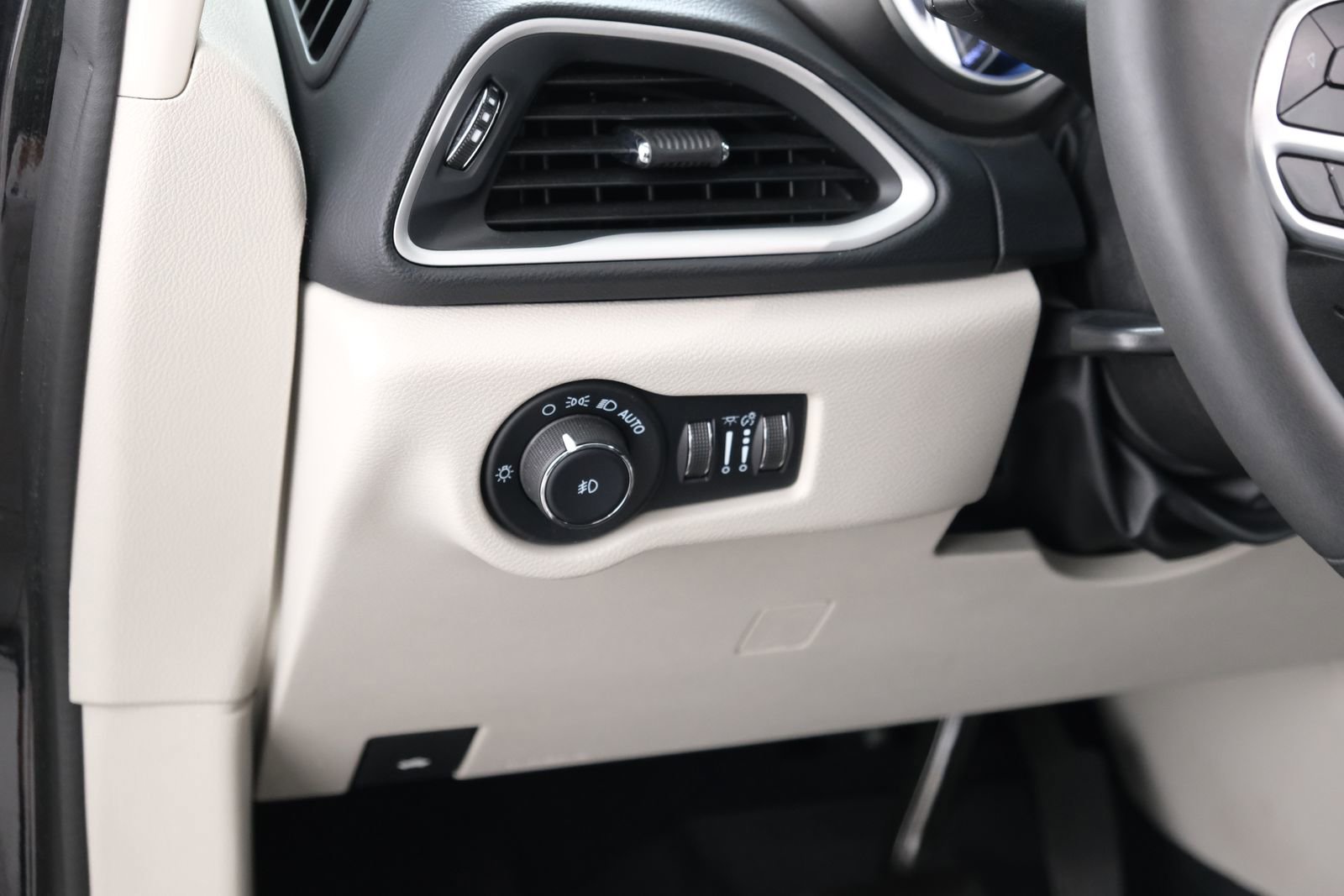 Used 2022 Chrysler Pacifica Touring-L FWD image 26