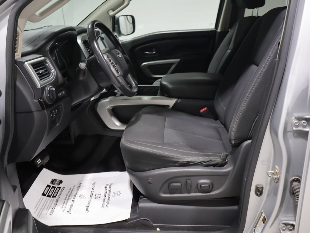 Used 2017 Nissan Titan SV AWD/4WD image 11