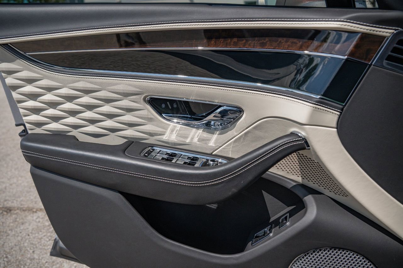 Used 2020 Bentley Flying Spur W12 image 30