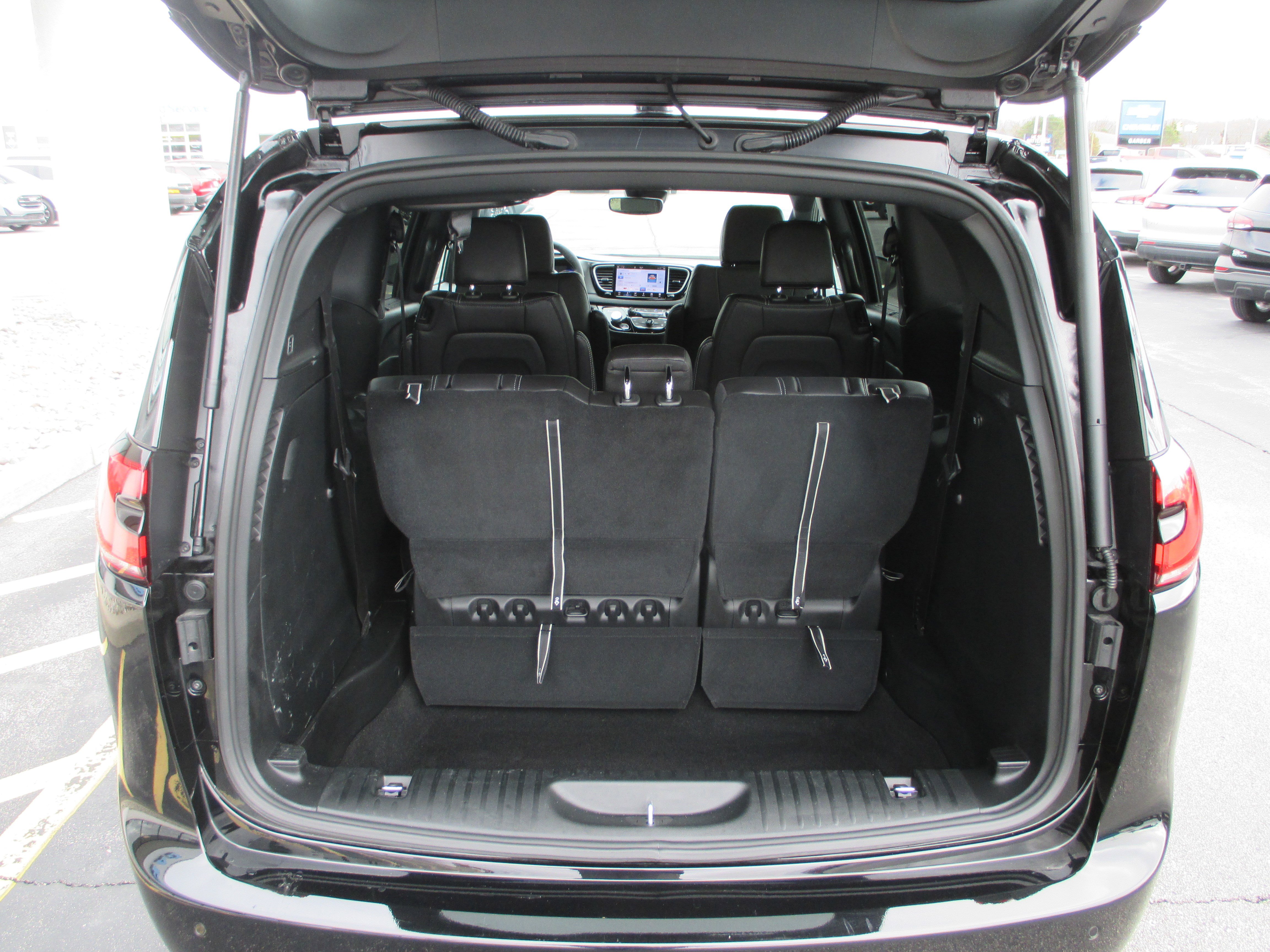 Used 2026 Chrysler Pacifica Select image 10