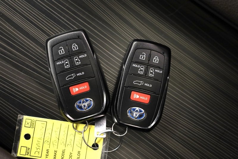Used 2023 Toyota Sienna Platinum image 41