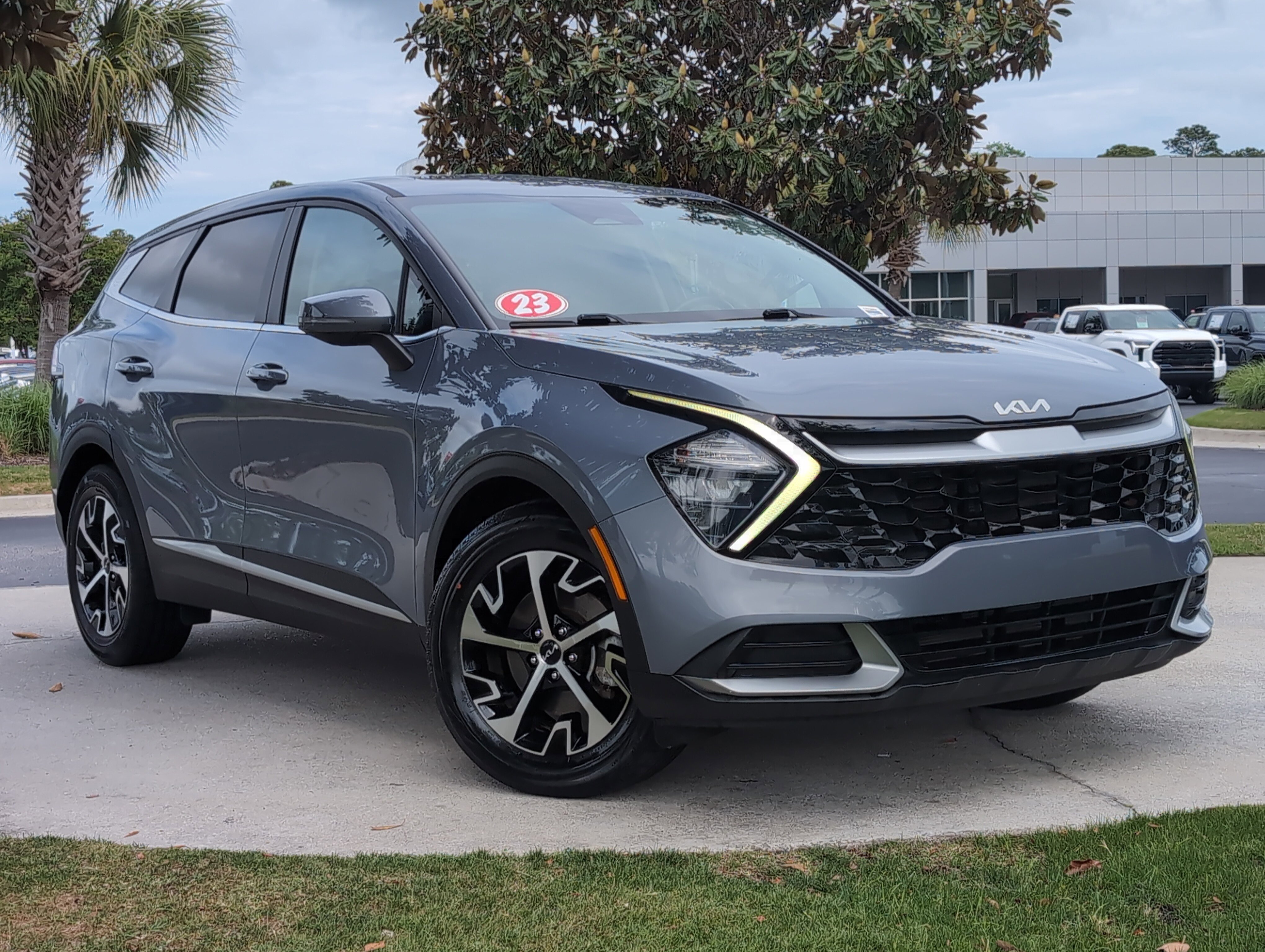 Used 2023 Kia Sportage EX FWD image 2