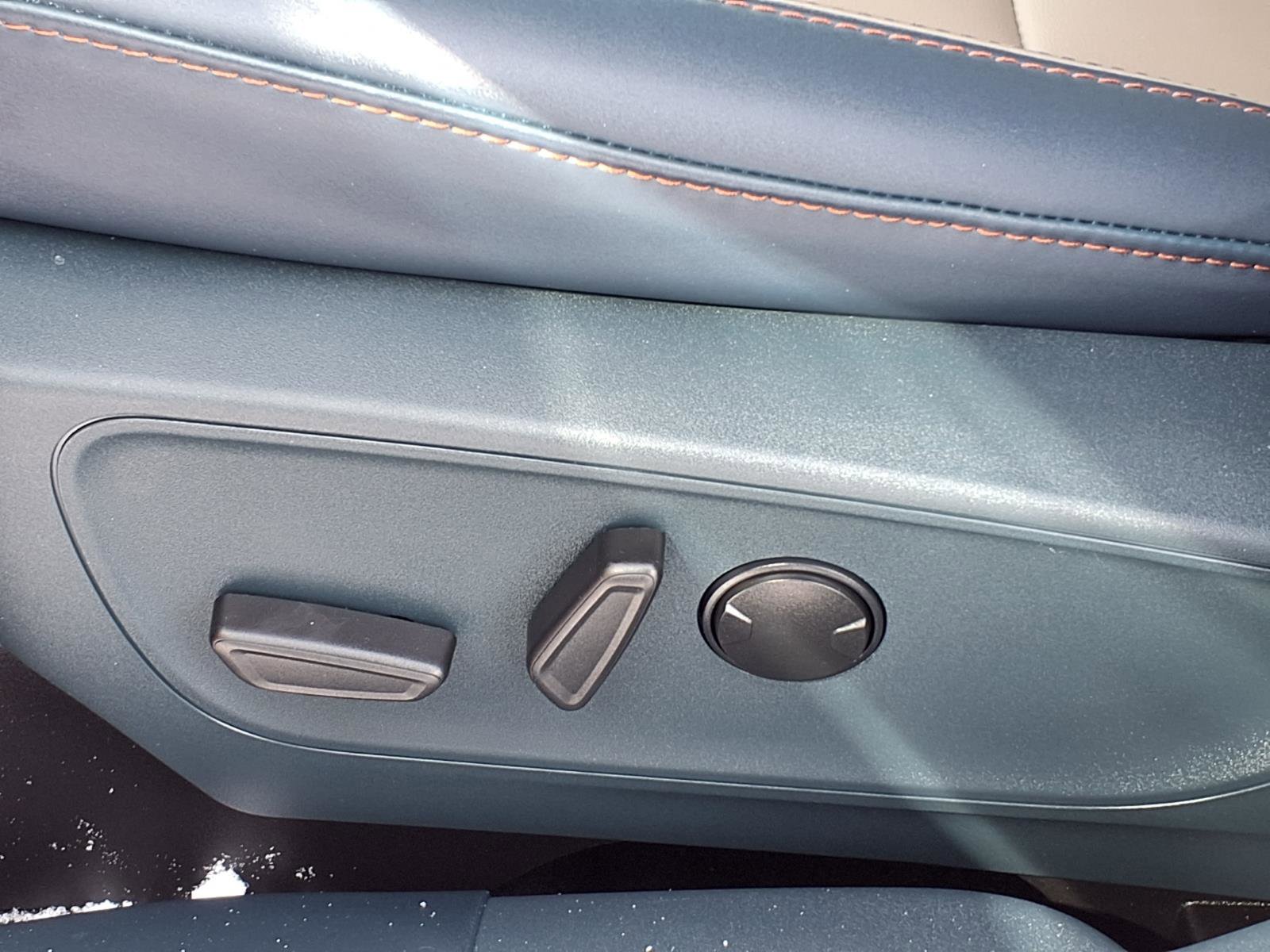 Certified 2025 Ford Maverick Lariat image 4