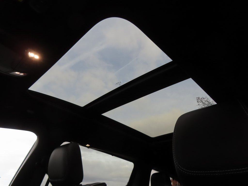 New 2026 Chrysler Pacifica Limited w/ Uconnect Theater Family Group image 7