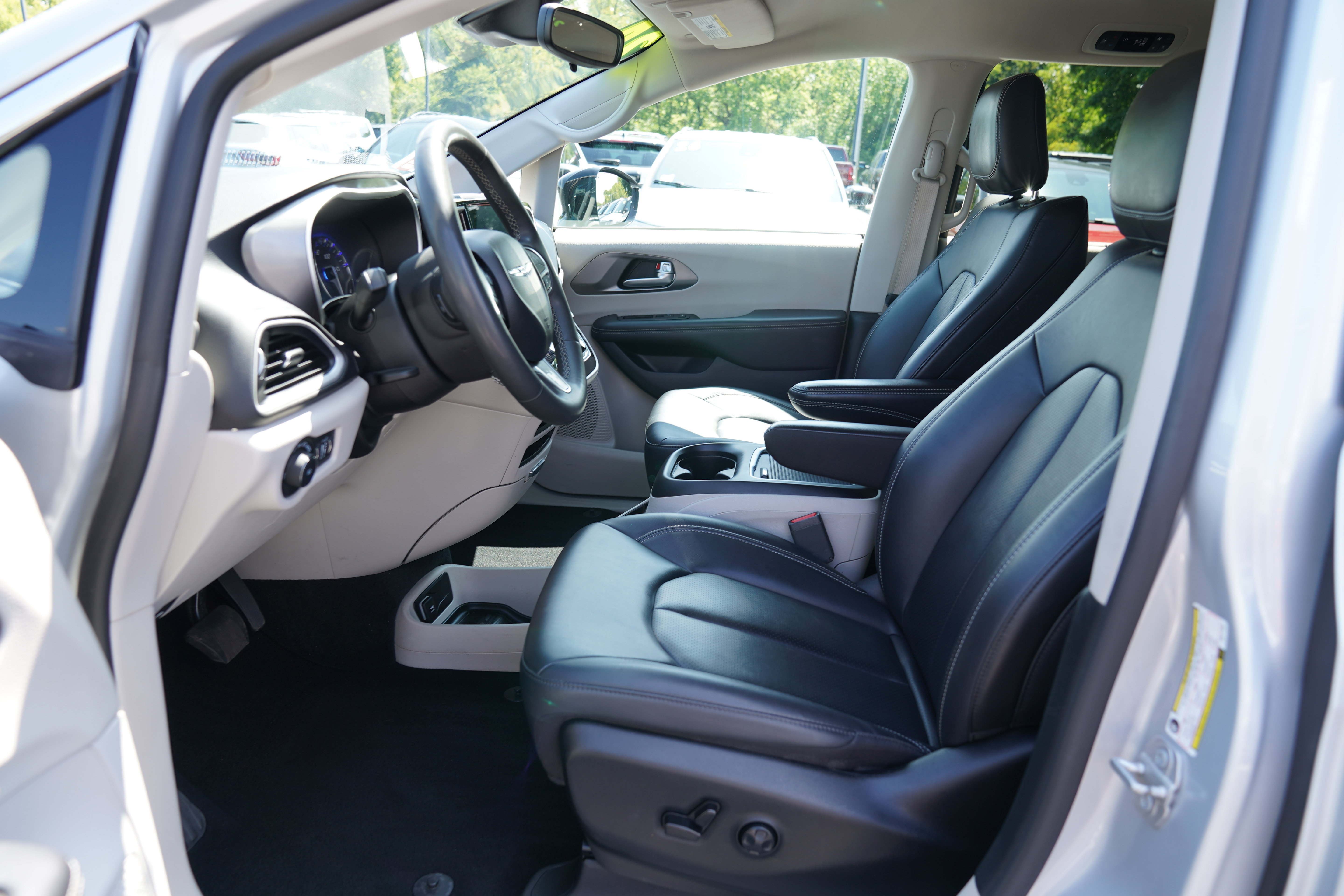 Used 2024 Chrysler Pacifica Touring-L FWD image 4