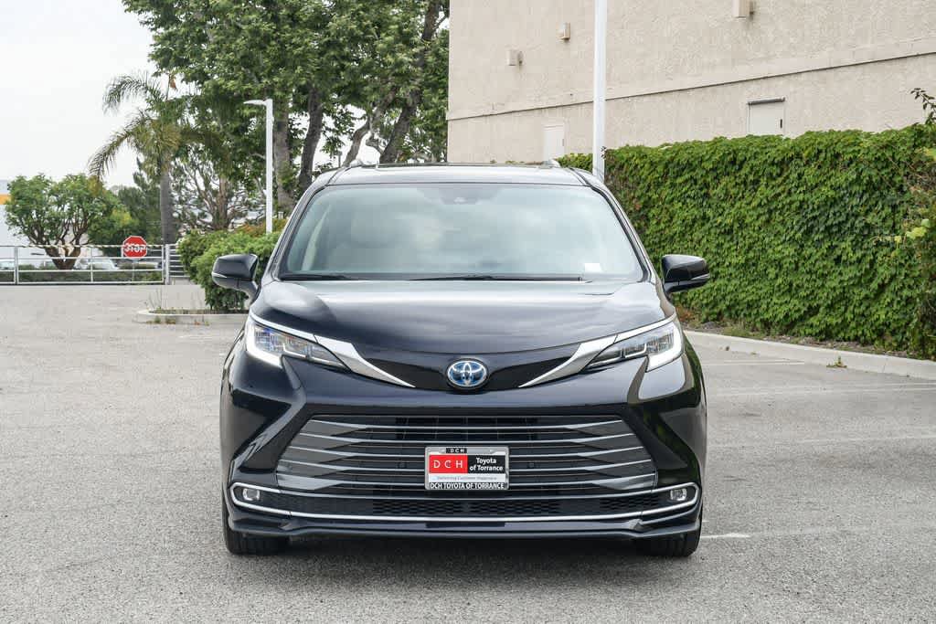 Used 2023 Toyota Sienna Limited FWD image 2