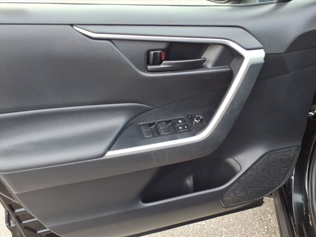 Used 2021 Toyota RAV4 LE AWD/4WD image 24