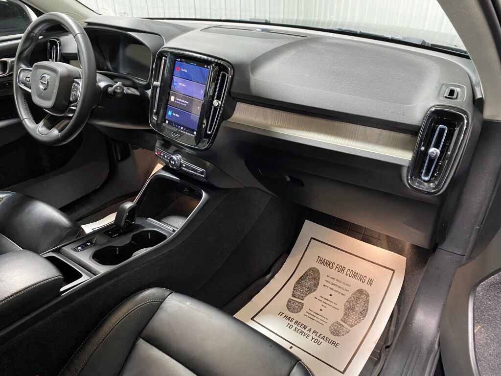 Used 2023 Volvo XC40 B5 Core image 7