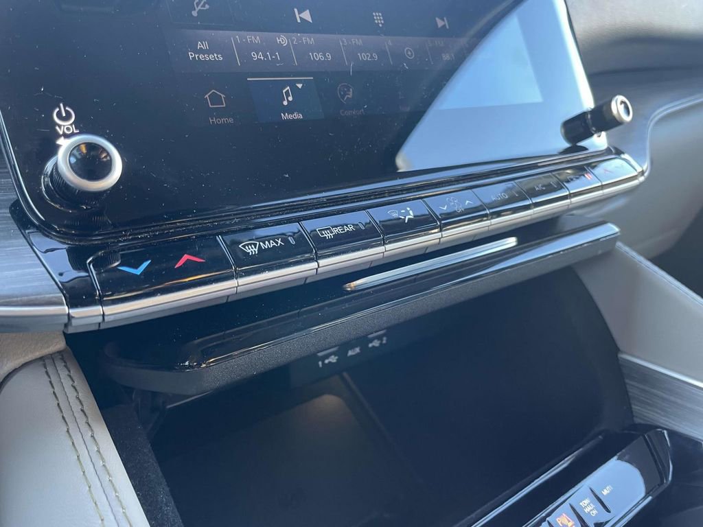 Certified 2024 Jeep Wagoneer L Series II w/ Flexible Seating Group image 39