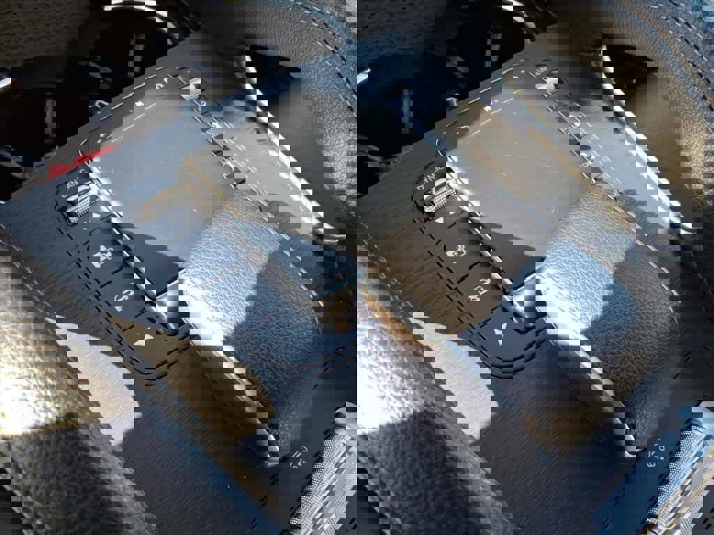 Used 2023 Mercedes-Benz GLS 450 4MATIC image 9