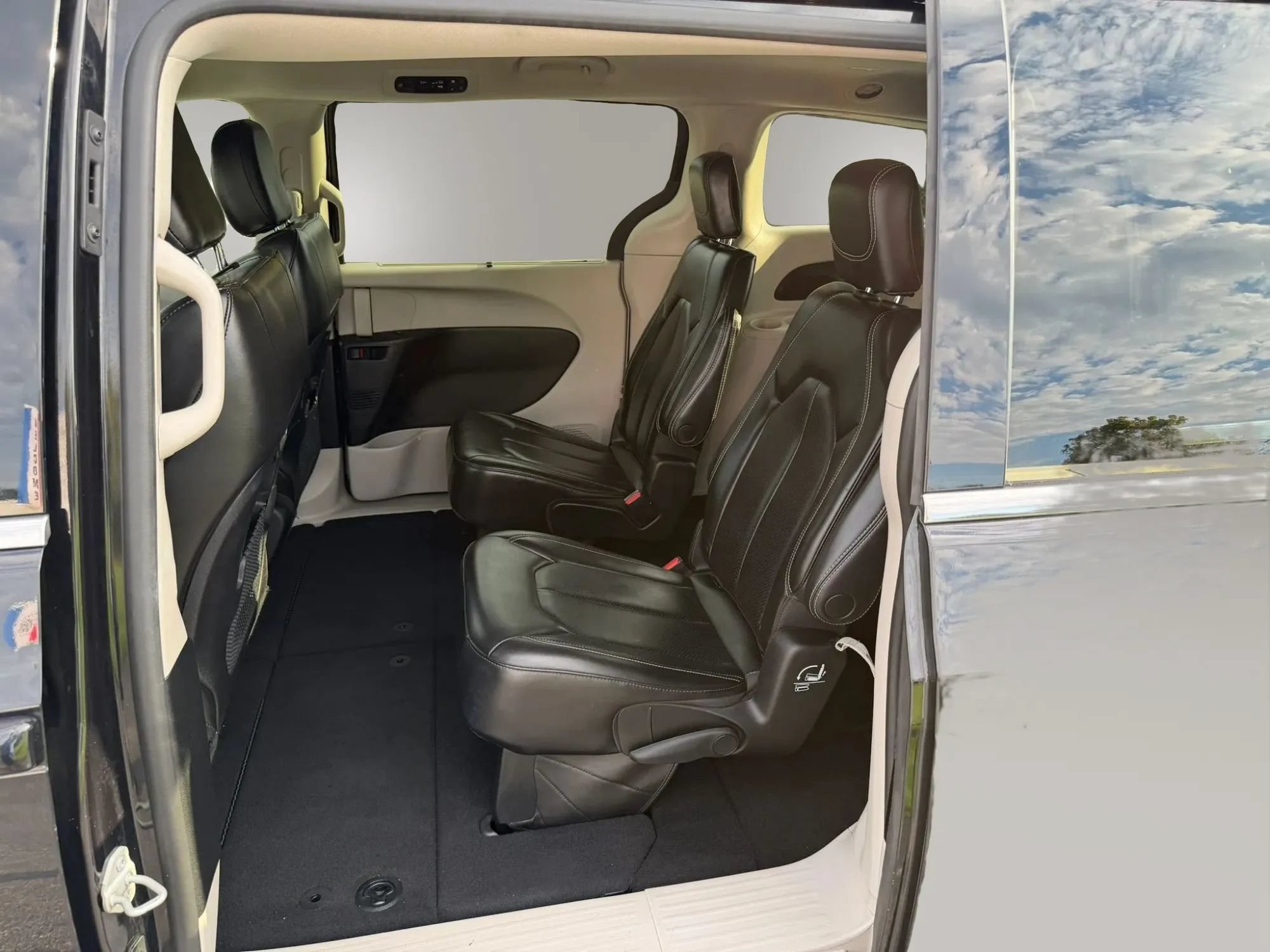 Used 2023 Chrysler Pacifica Touring-L FWD image 33